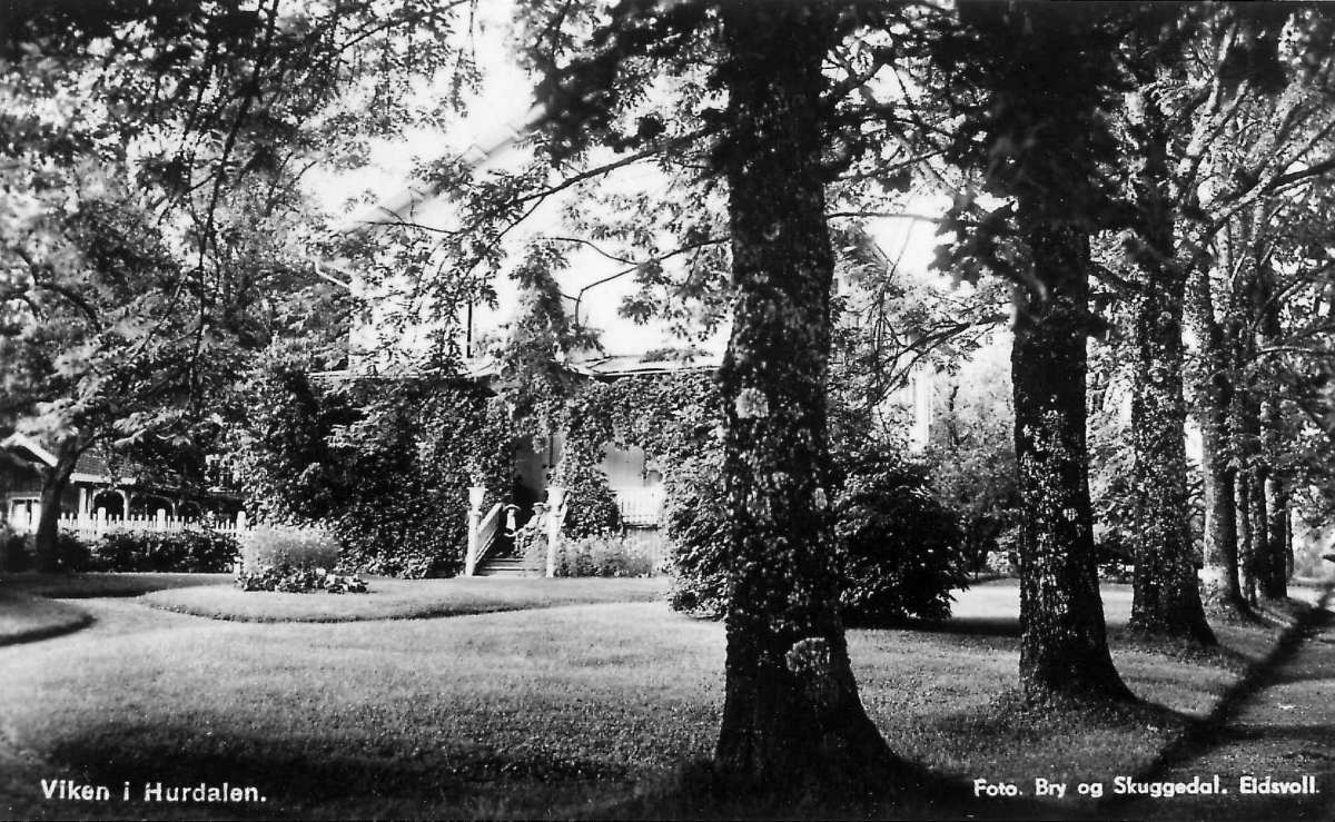 Viken, Hurdal, Akershus 1954. Gammelt fotografi av haven, før alleen ble fjernet. Bygningen oppført 1870-71. Gården har vært i familiens eie siden 1862. Storgårdsundersøkelser ved dr. Engelstad i 1954.
