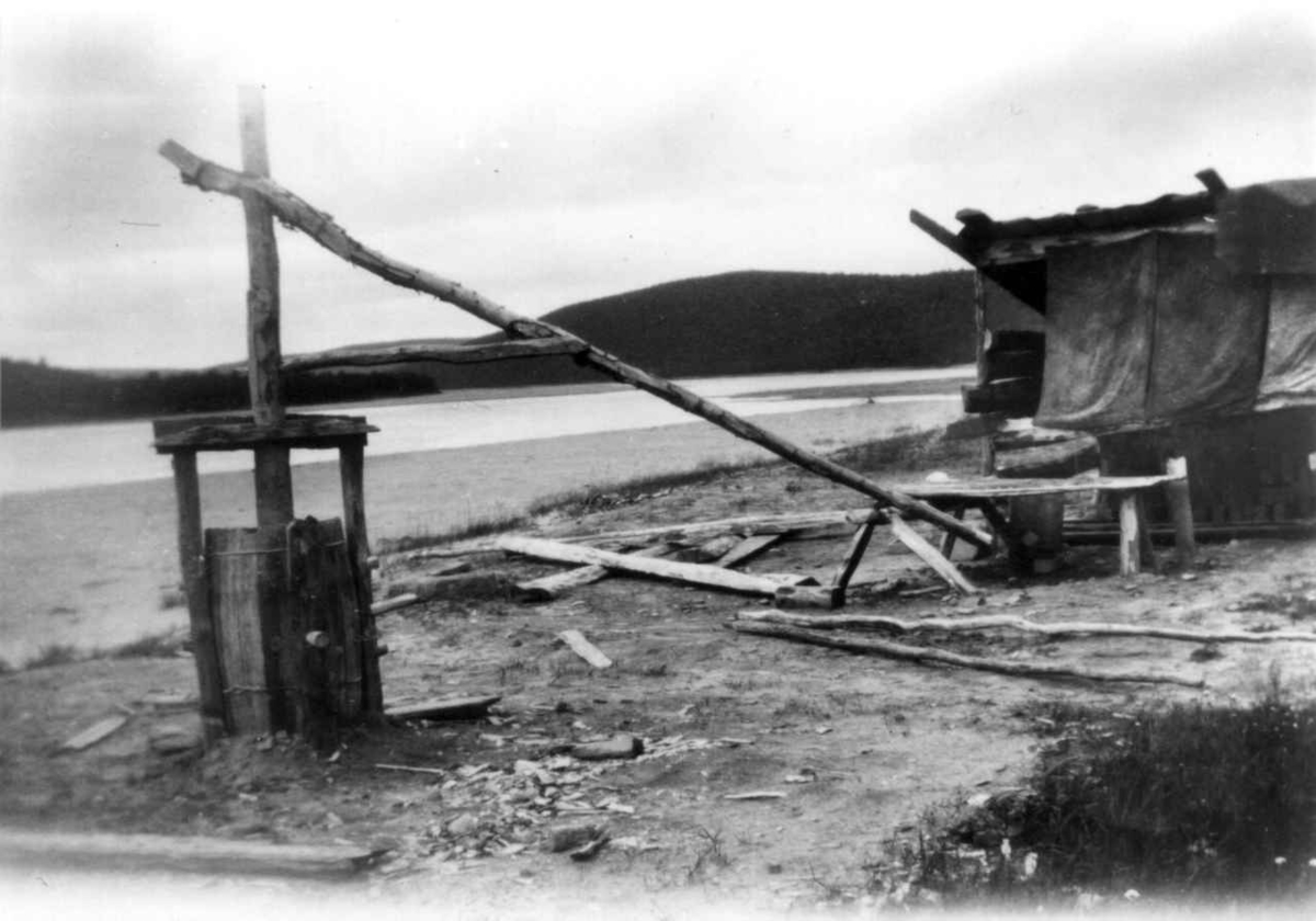 Laging av teglstein. Blandemaskin med hestevandring. Tanadalen 1933.