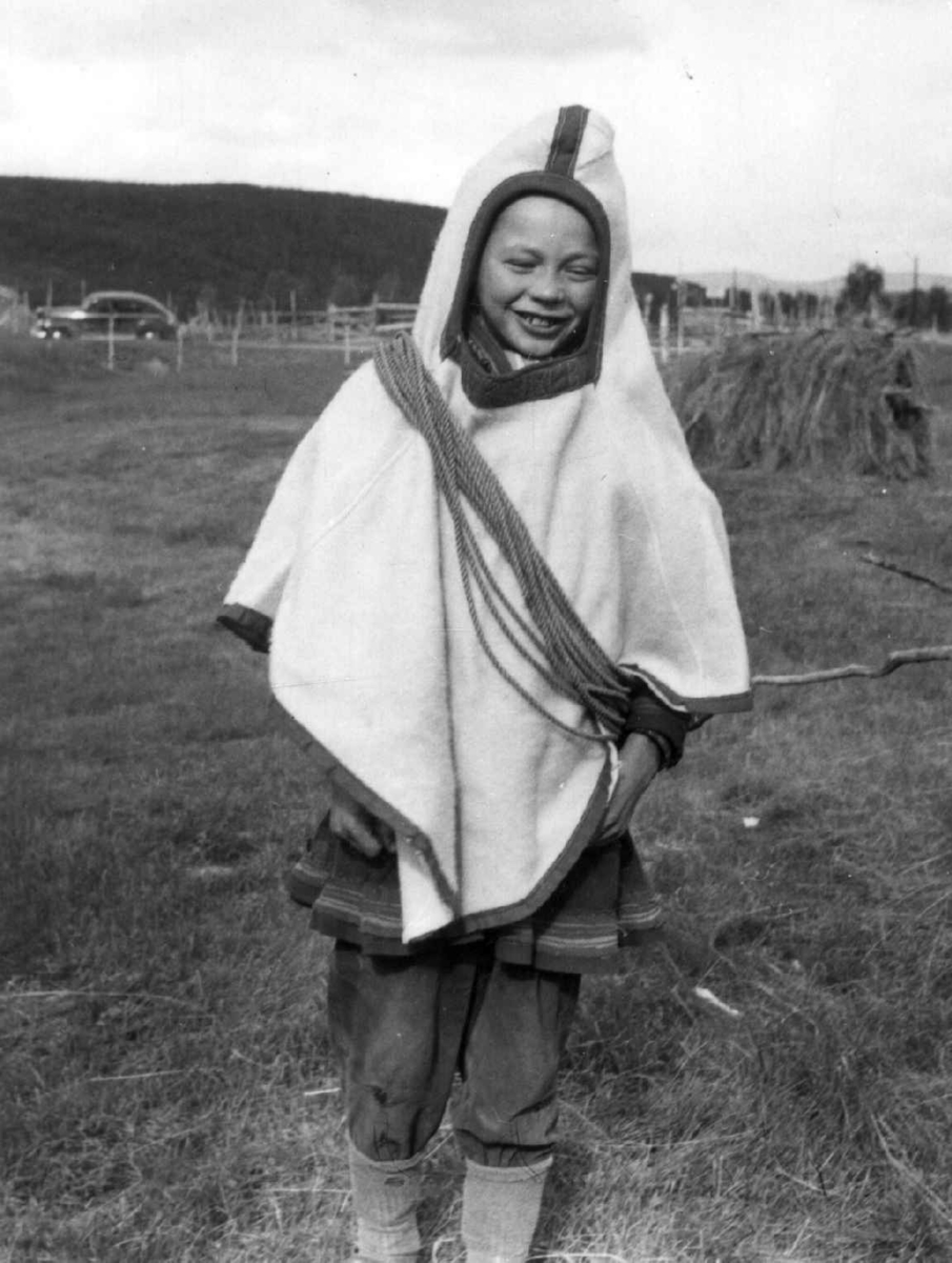 Lukka, hvit ull. Mikkel Aslaksen Gaup I fjellutstyr for reinsdyrgjeter. Masi 1956.
