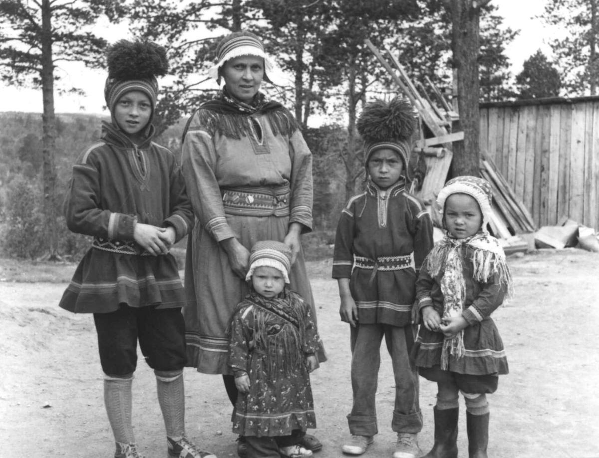 Portrett av Anni Blind med sine barn, 1956. Familien til Oluf Blind. Saltfjell.


