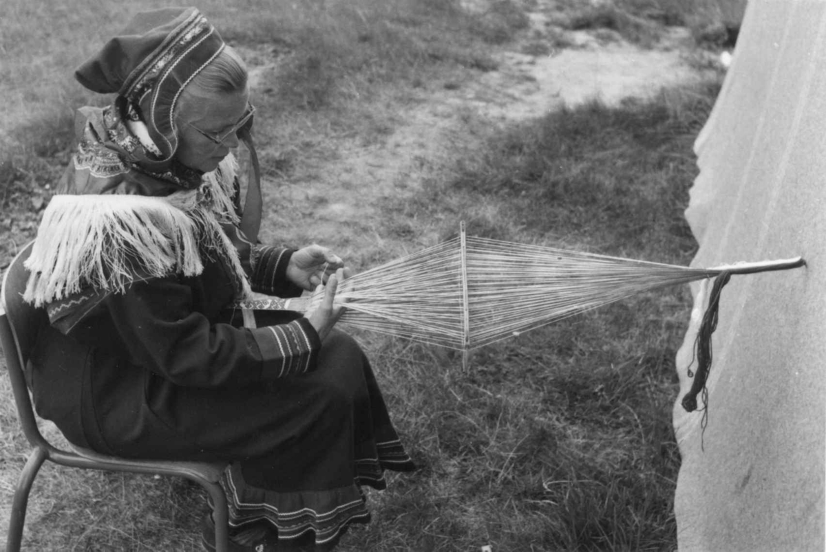Vevlærer Edel Hætta Eriksen med båndgrindveving. Kautokeino 1956.