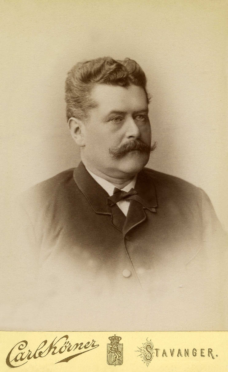 Portrett. Mann, brystbilde, fra fotoatelier i Stavanger. Visittkortformat.