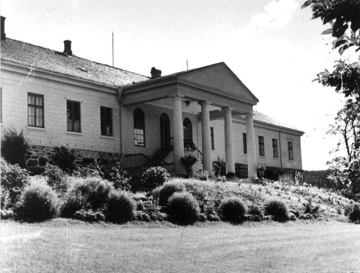 Skinnarbøl, Kongsvinger, Hedmark. Hovedbygningen med hagen. 
Fra dr. Eivind S. Engelstads storgårdsundersøkelser 1957