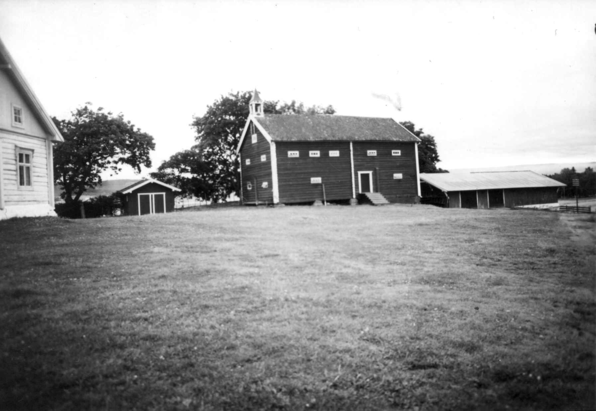 Busvold, Stange, Hedmark. Litt av bolighus og stabbur. 
Fra dr. Eivind S. Engelstads storgårdsundersøkelser 1957.