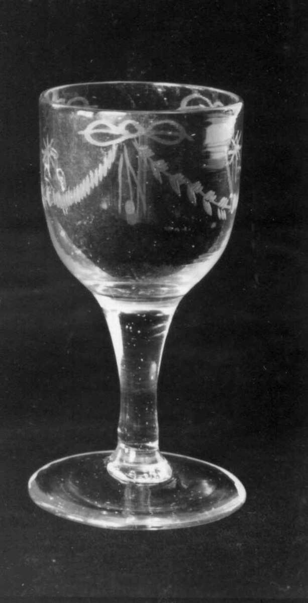 Nordre Såstad, Stange, Hedmark. Vinglass.
Fra dr. Eivind S. Engelstads storgårdsundersøkelser 1957