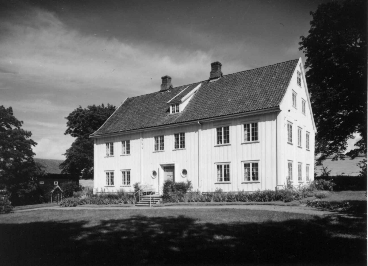 Nordre Såstad, Stange, Hedmark. Hovedhuset fra gårdsplassen. 
Fra dr. Eivind S. Engelstads storgårdsundersøkelser 1957.