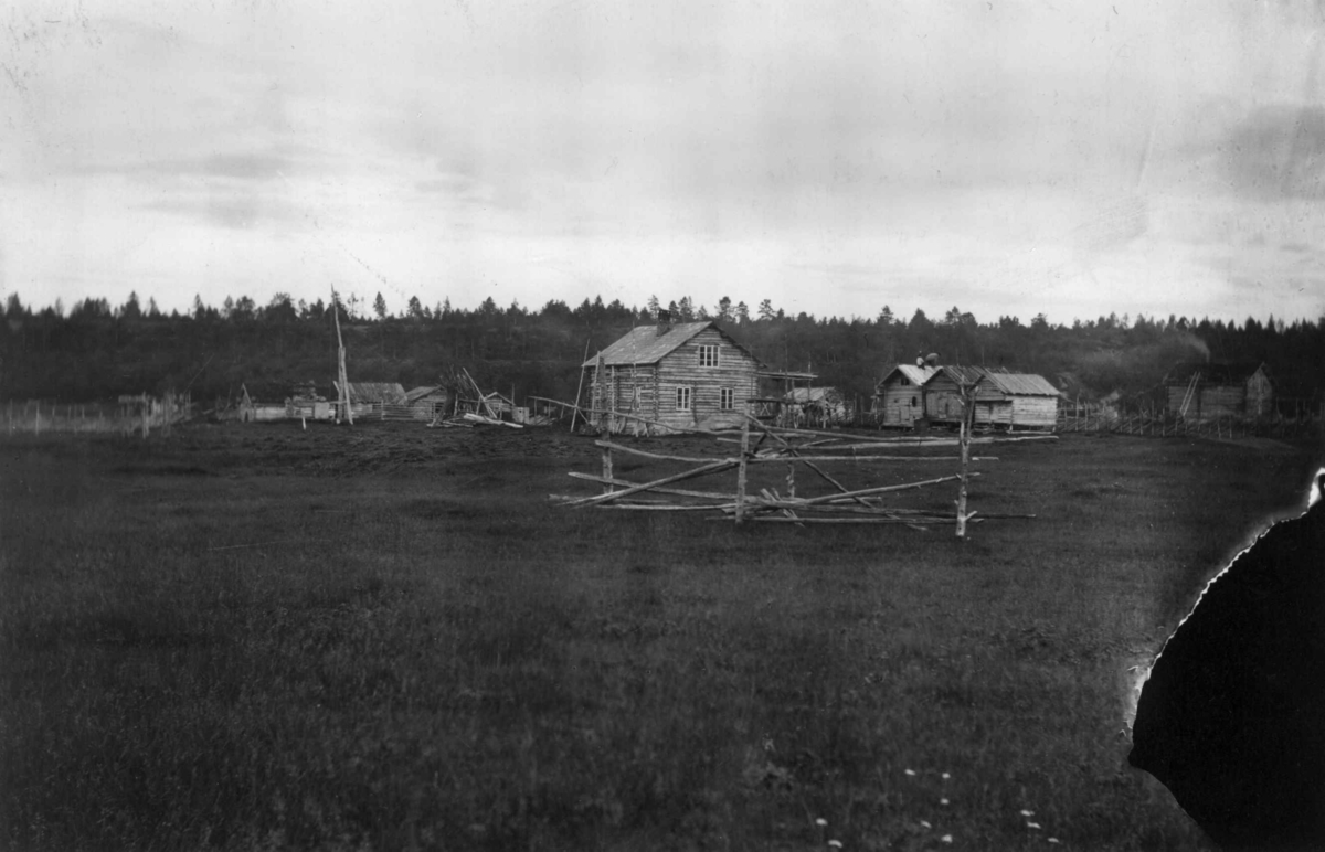 Elvesamisk gård med bolighus, stabbur og uthus i Sirma.