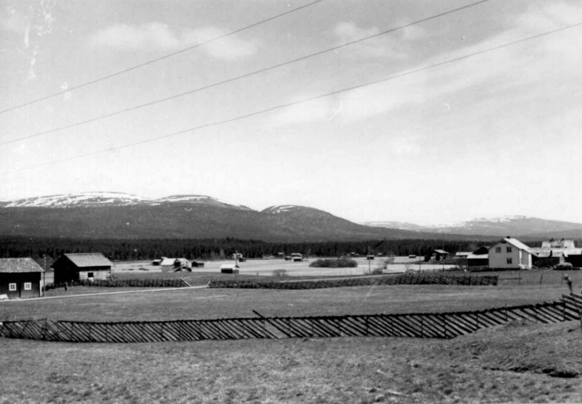 Innbygda, Trysil, Hedmark mai 1950. Landskap med gårder og fjell.