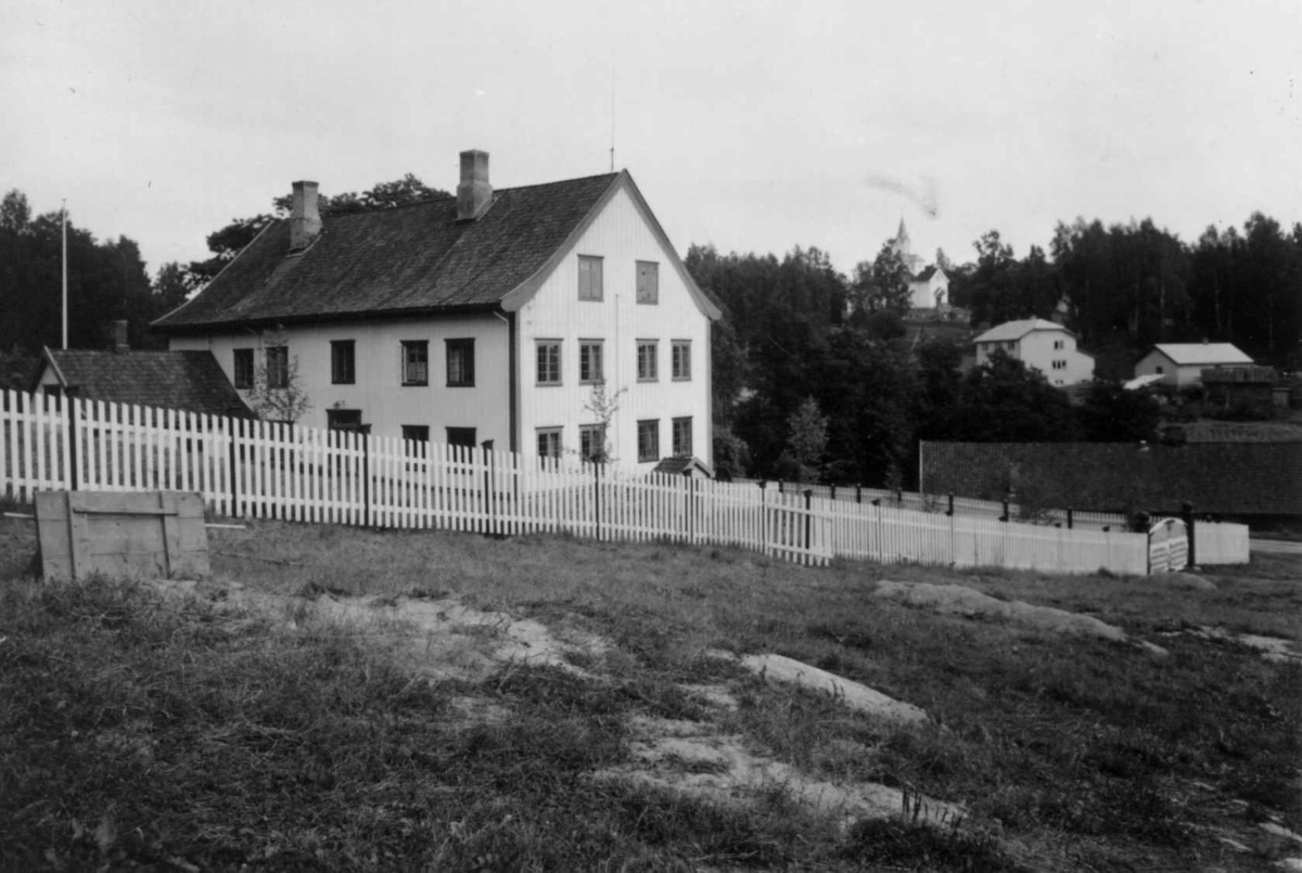 Vik, Stange, Hedmark. Hovedhuset sett fra vest. 
Fra dr. Eivind S. Engelstads storgårdsundersøkelser 1957.