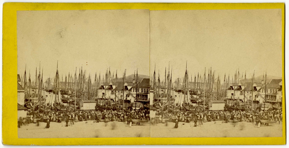 Stereoskopi. Fisketorget i Bergen, Hordaland, sett i retning Vågen, muligens før 1860.