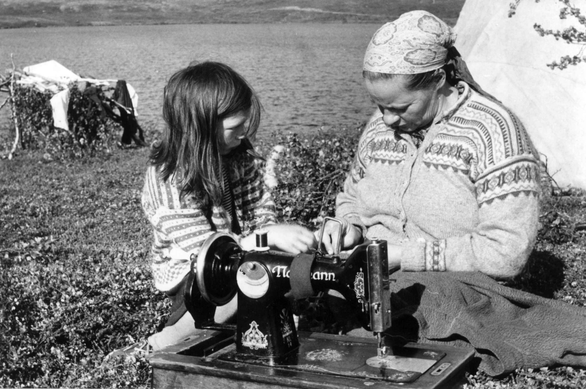 Maskinsøm. Ellen Marie Anti syr kjole på symaskin til sin datter Karen Marie som står ved siden av. Isfjordfjellet 1959.