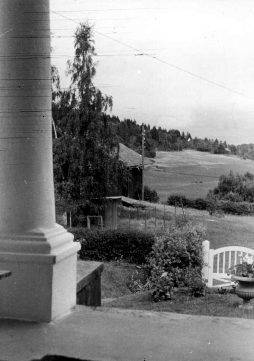 Røer, Nesodden, Akershus. Utsikt fra inngangsdøren, med port og søyle. Storgårdsundersøkelser ved dr. philos. Eivind S. Engelstad 1952.
Fra dr. Eivind S. Engelstads storgårdsundersøkelser 1954.