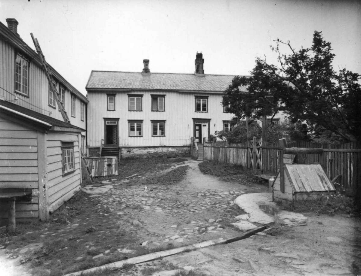 Kjerringoy
Fra dr. Eivind S. Engelstads storgårdsundersøkelser 1954.