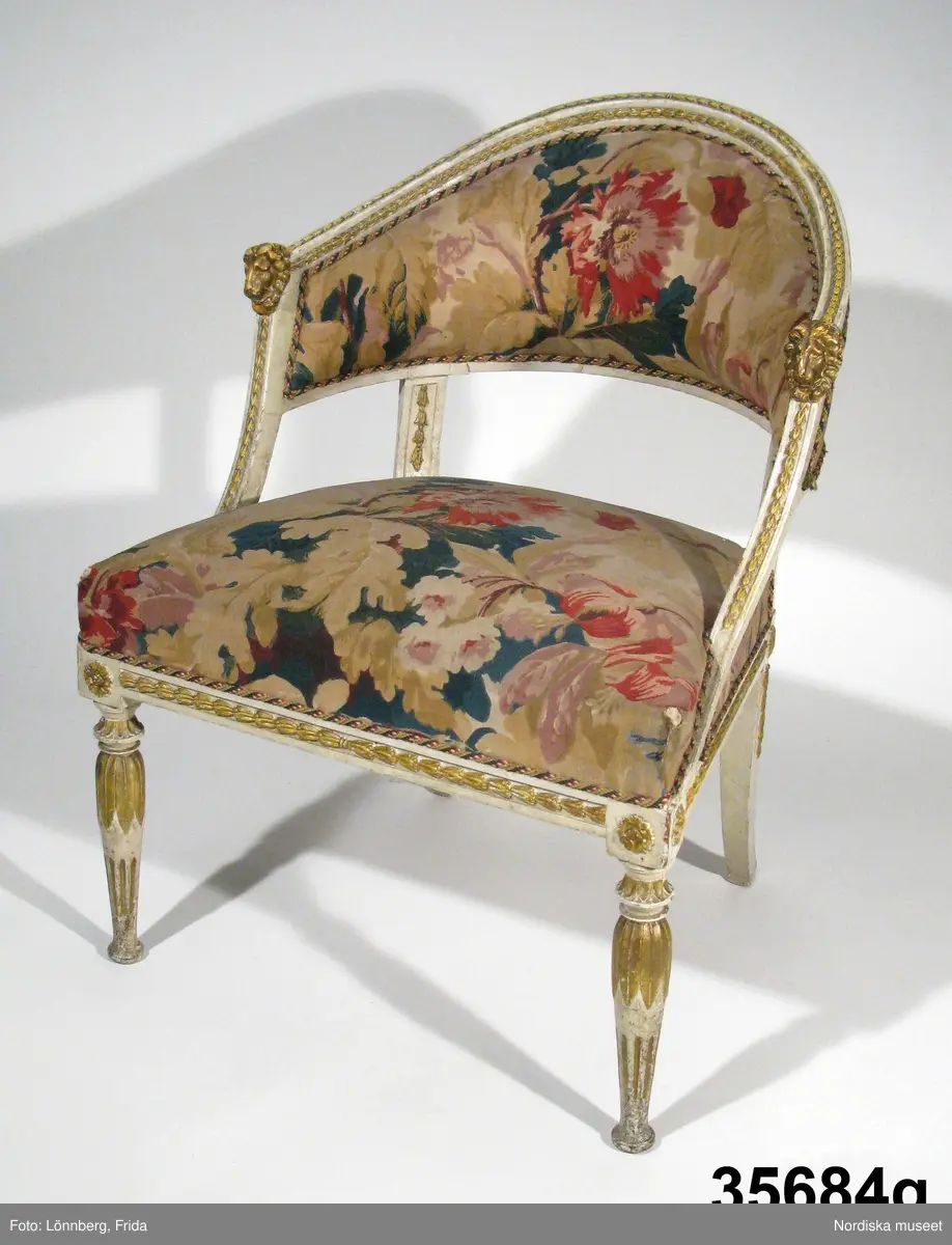 Huvudliggaren:
"Möbel. Bestående af 1 soffa och 6 stolar. 
Ink. af byggmästaren E. A. Boman i Stockholm - 400 kr. Ank. 2/5 1883"
a+) Soffa
b-g) 6 st stolar.
