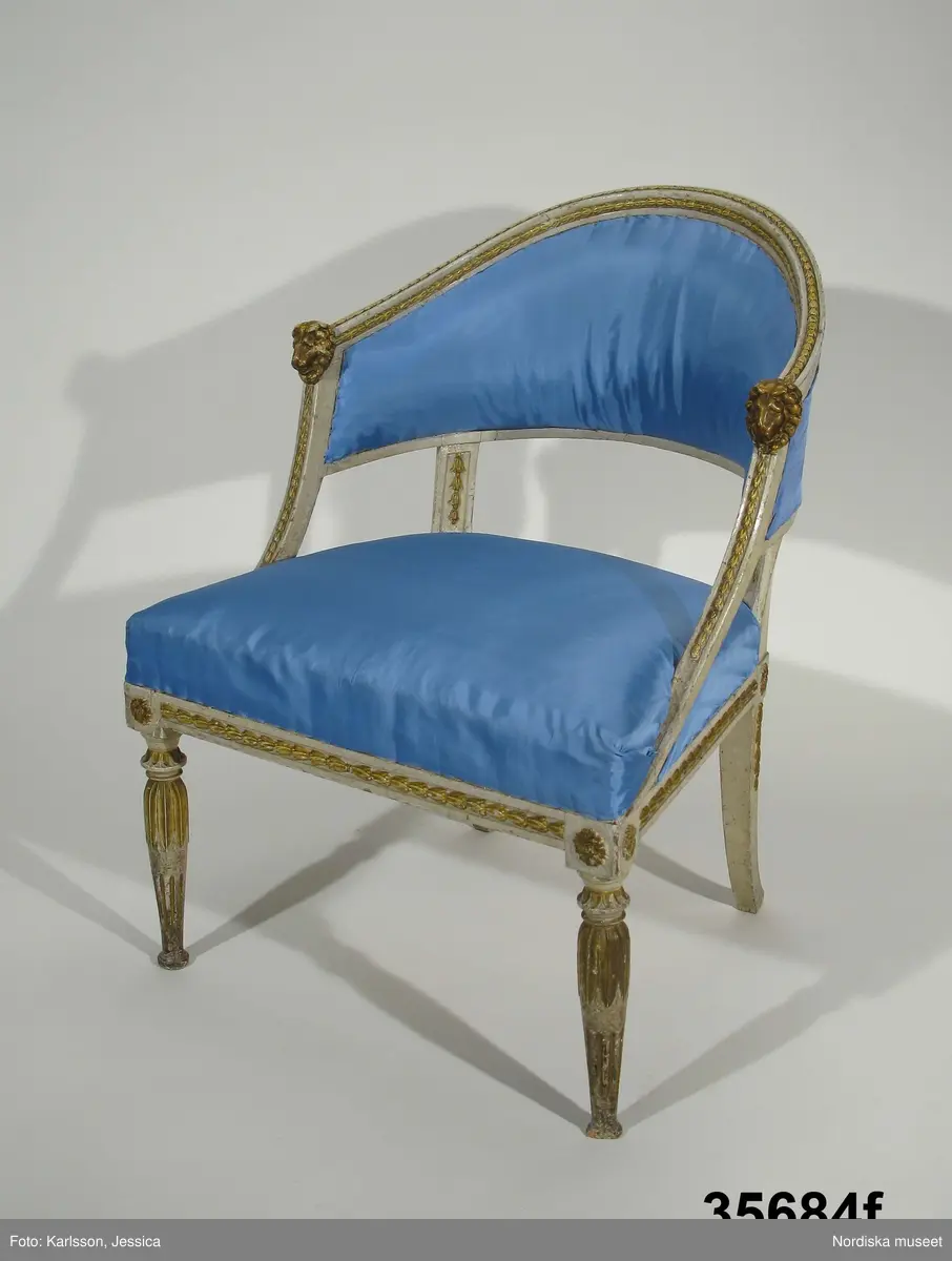 Huvudliggaren:
"Möbel. Bestående af 1 soffa och 6 stolar. 
Ink. af byggmästaren E. A. Boman i Stockholm - 400 kr. Ank. 2/5 1883"
a+) Soffa
b-g) 6 st stolar.