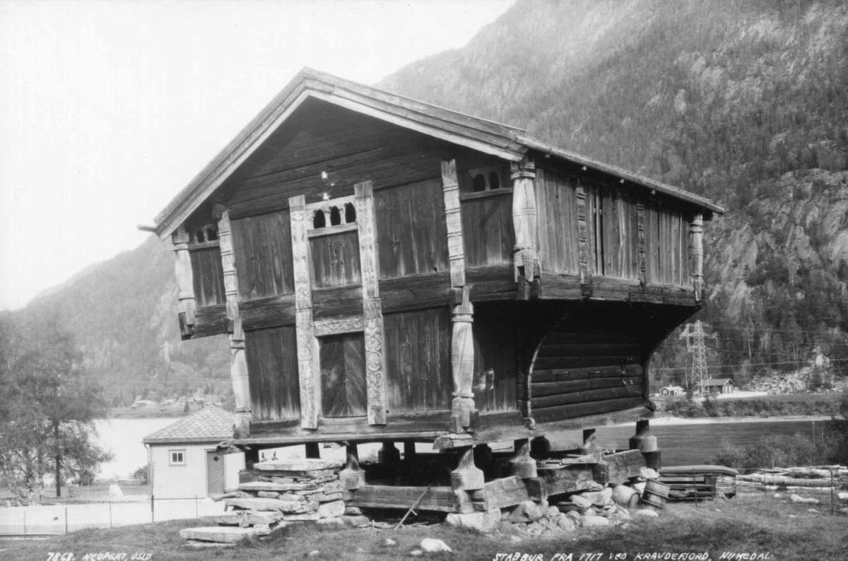 Kravikfjord, Nore, Nore og Uvdal. 1930. Loft fra 1717. Gårdstun. Vann og fjell i bakgrunnen.