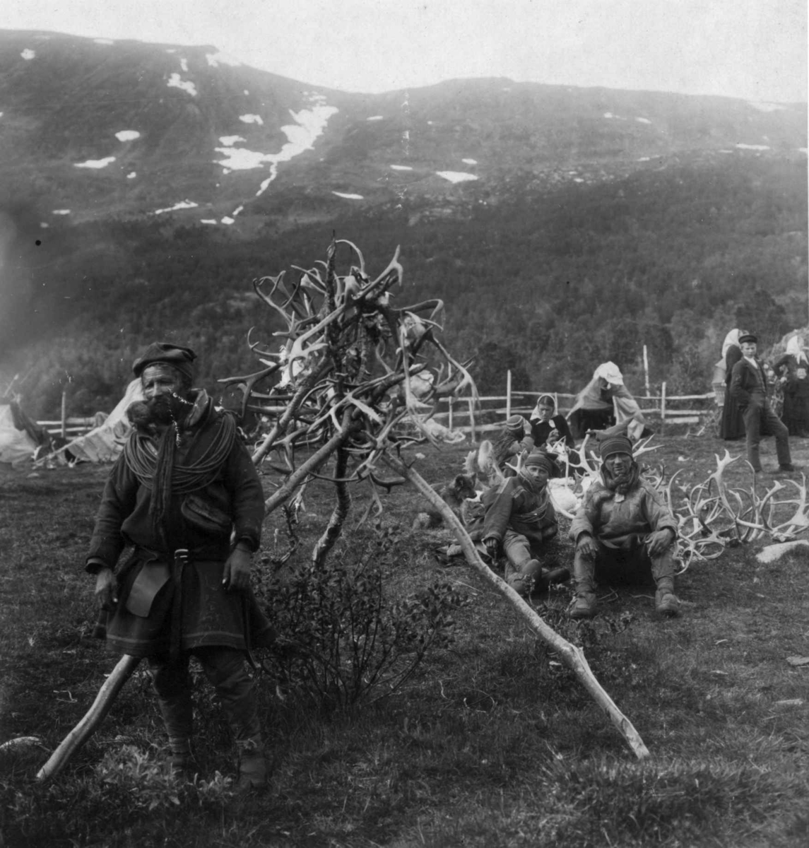 Same foran stativ med reinsdyrhorn. Lyngseidet 1907.