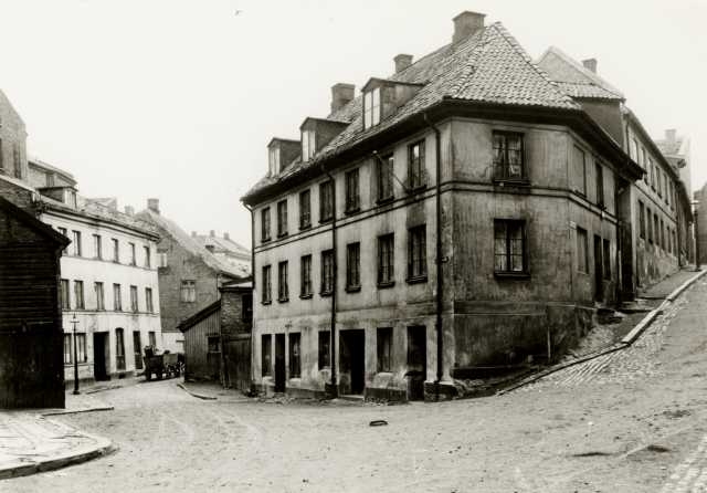 Strandgaten, Pipervika, Oslo. Hjørnegård med tre arker på taket.