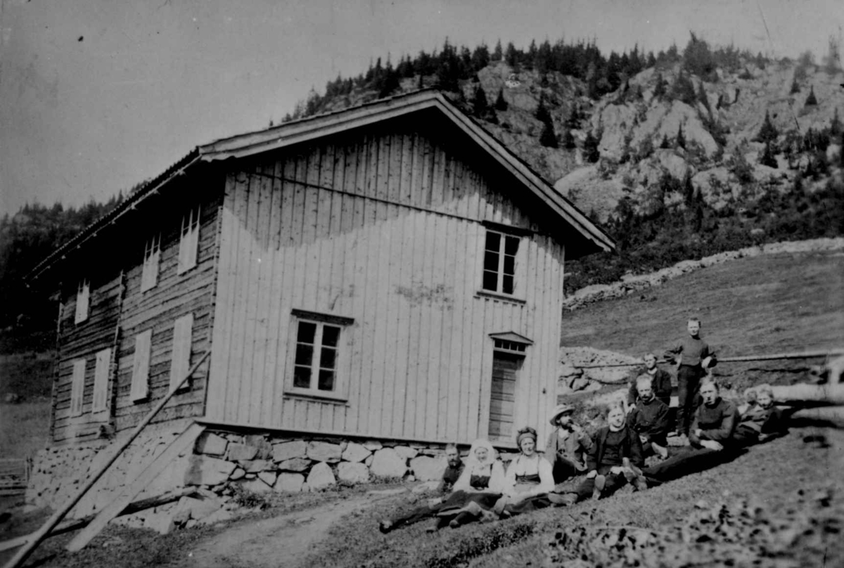 Fra en serie fotografier fra et album som har tilhørt folklorist og professor Moltke Moe (1859-1913), antatt fra 1880-årene med motiver fra Telemark. 