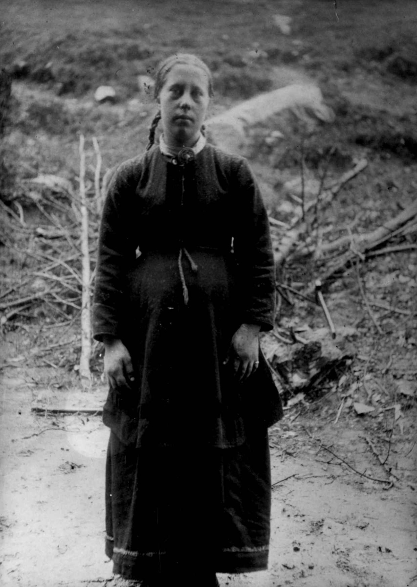 Fra en serie fotografier fra et album som har tilhørt folklorist og professor Moltke Moe (1859-1913), antatt fra 1880-årene med motiver fra Telemark. 