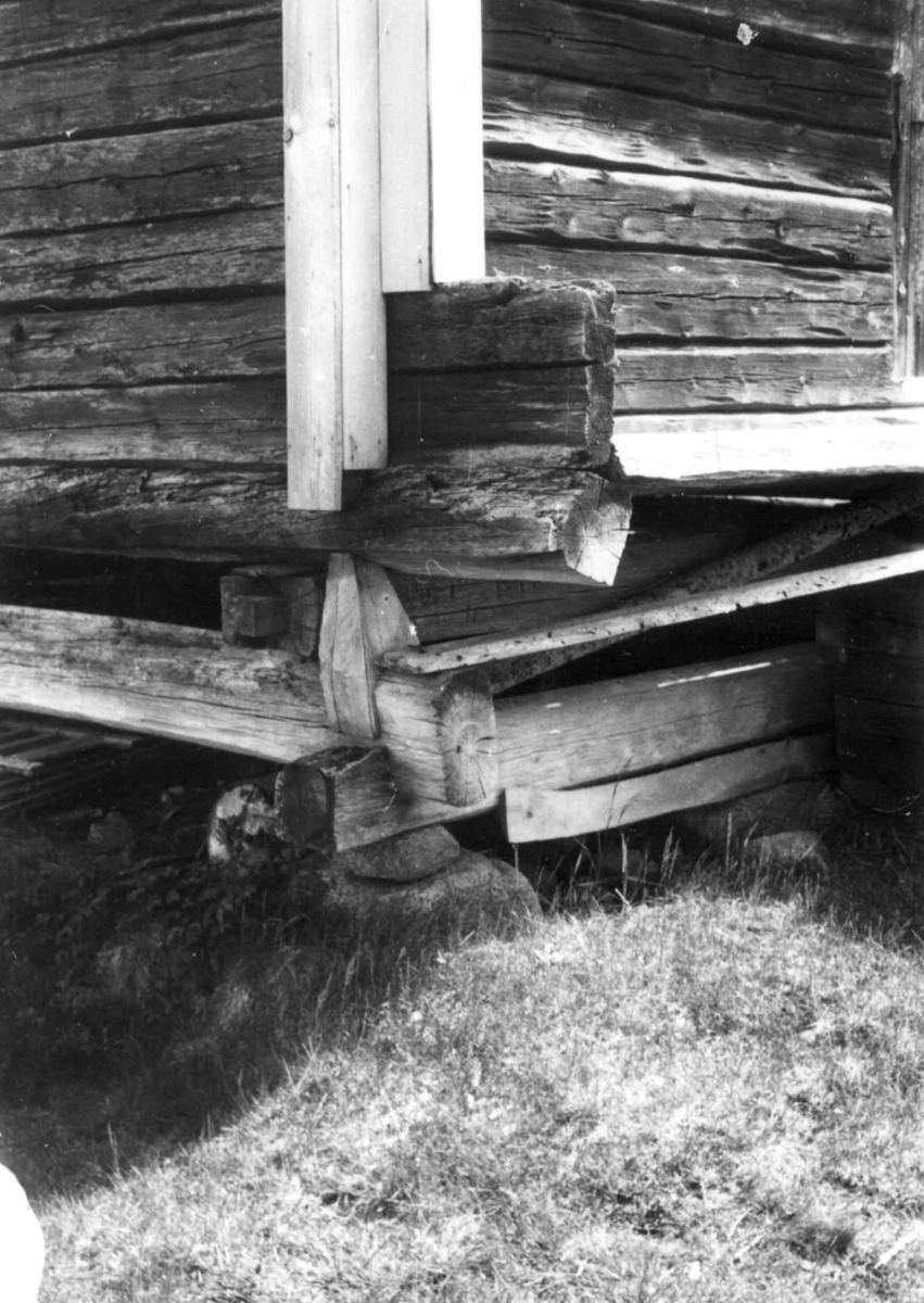 Detalj av stabbur ved frontveggens venstre hjørne. Gråträsk ved Arvidsjaur 1958.