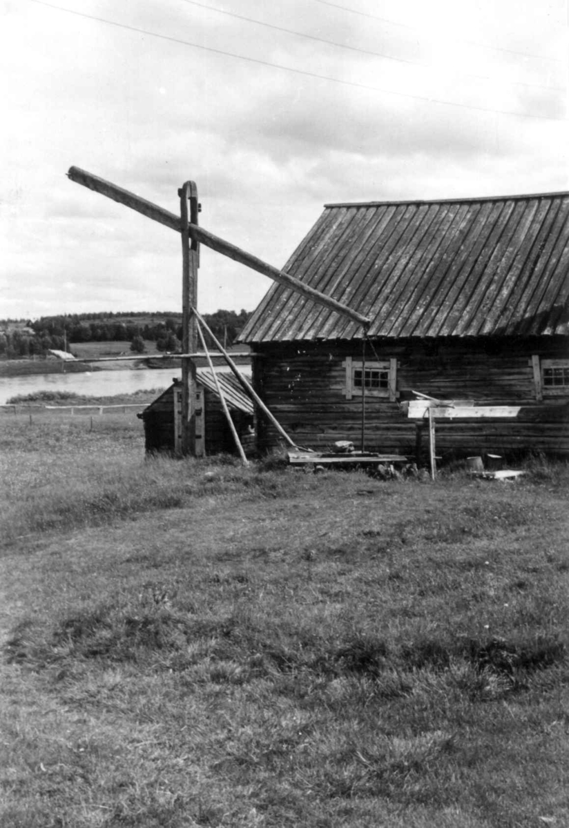 Bronnvippe ved en fjøsbygning, Aapua 1958.