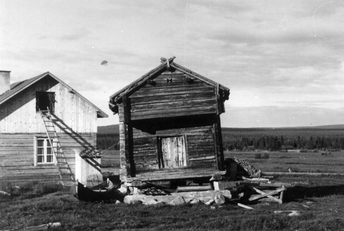 Frontveggen på stabbur. Alakyrö gård ved Pallas 1958.