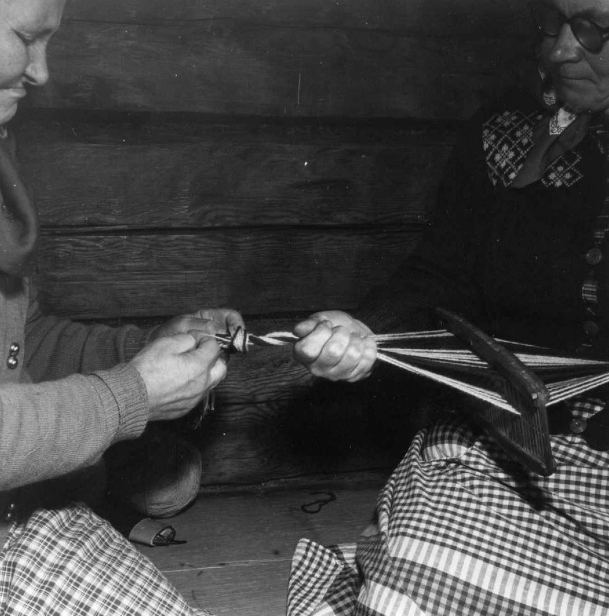 Greneveving. Skoltesamene Darja og Naska Moshnikov demonstrerer grenveveing på Föllisöen, Helsinki Universitet, Finland 1955. 3. De fester varpet i båndgrinden.