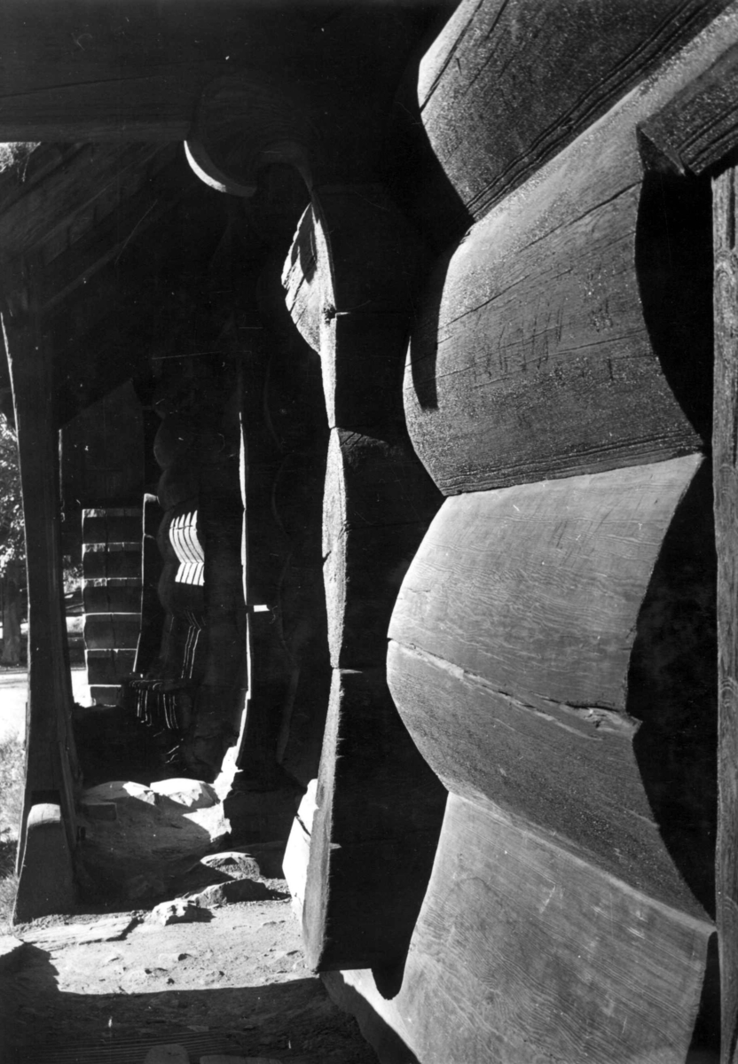 Dør til Oseloftet fra Bygland i Setesdal. Blikk gjennom Åmlidstua
til trapp på Brottveitloftet. Fotografert på Norsk Folkemuseum i 1963.