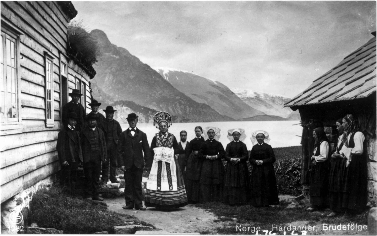 Bryllup, ant. før 1890, fra Sandvin mot Odda, Hardanger, Hordaland.  Sandvinvatnet i bakgrunnen, Eidenuten oppe til venstre med Hovden sentralt i bakgrunnen, et kjent landemerke i Oddadalen.