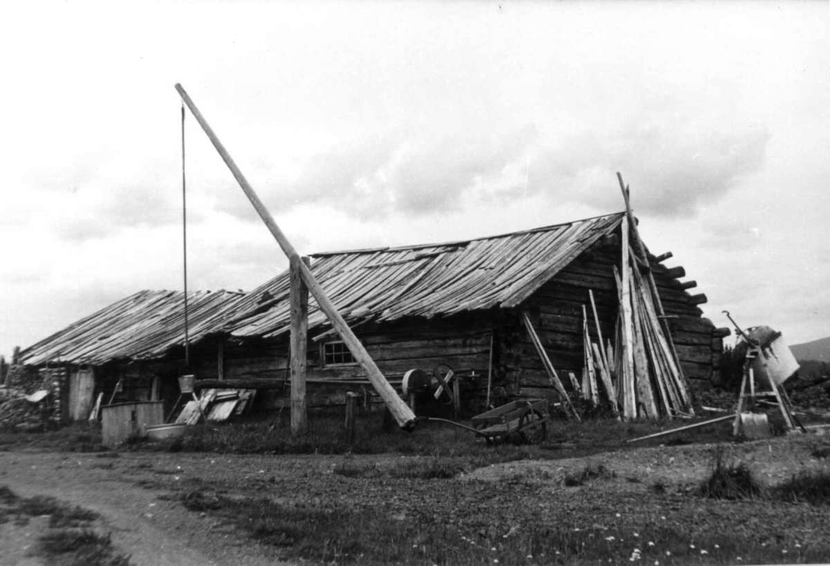 Rønningen, Trysil, Hedmark. Fjøs, brønn, renne.