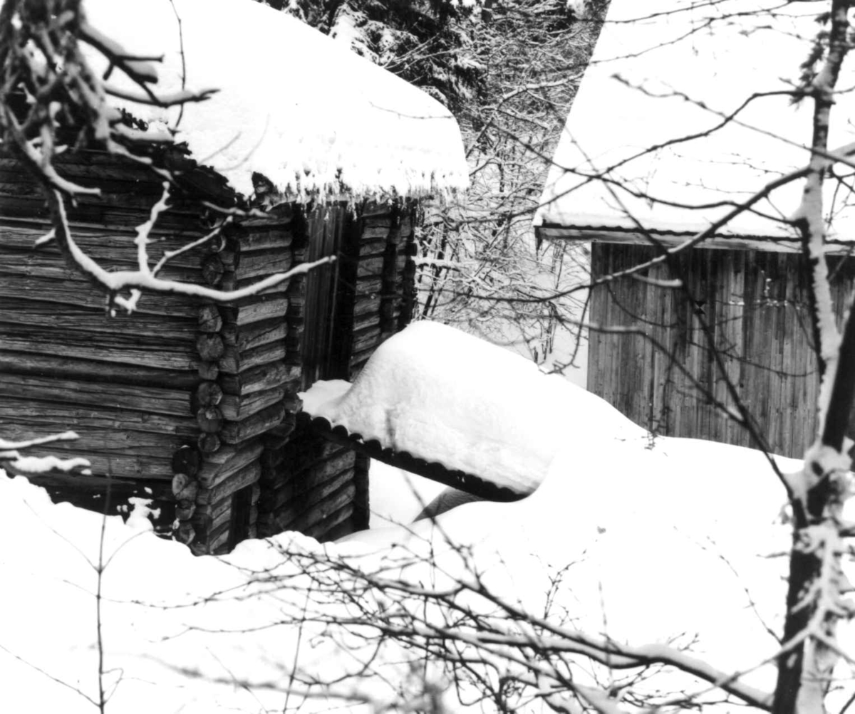 Østerdalstunet på Norsk folkemuseum. Til venstre stall fra Lille Ingelsrud i Åsnes. Til høyre låve fra Kvistebråtan i Sør-Odal. Foto: Sjur Fedje, NF: 1965/66.