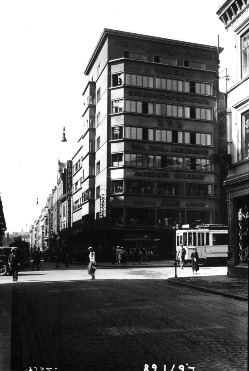 Akersgata-Egertorget, Oslo. Gatebilde med trikk.
Fotgjengere.