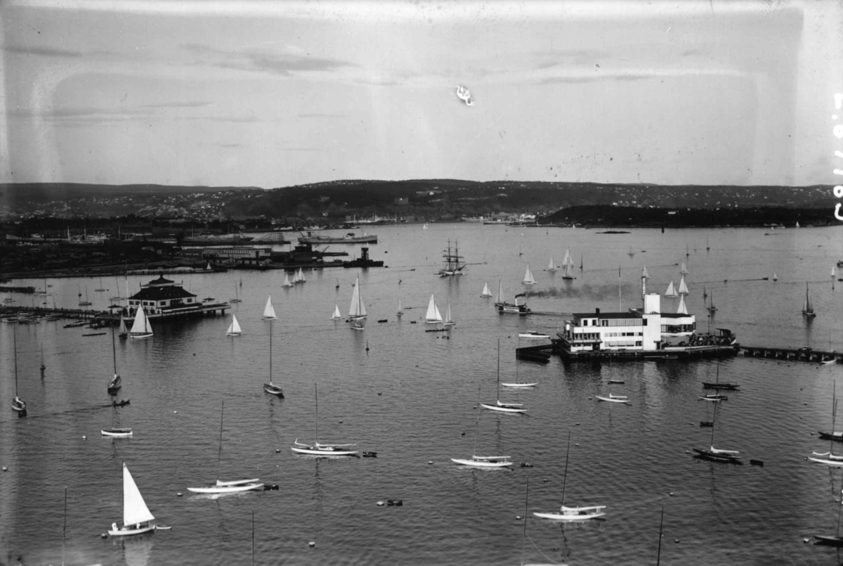 Frognerkilen, Oslo. Restaurantene Kongen og Dronningen. Seibåter for anker i forgrunnen. I bakgrunnen byen sett fra fjorden.