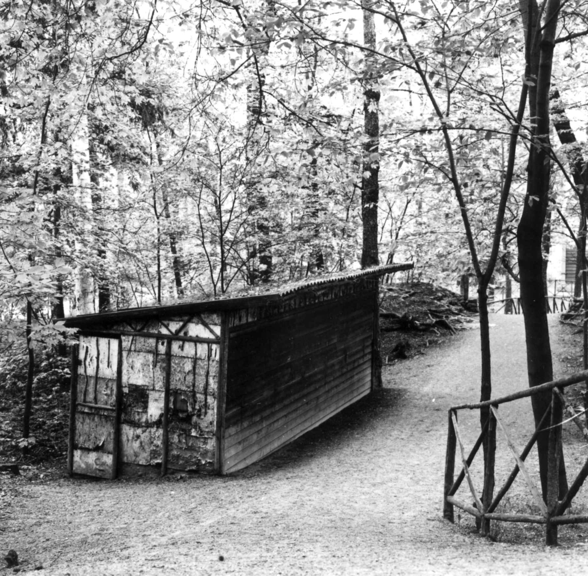 Kiosken ved Friluftsteatret på Norsk folkemuseum. Fotografert før riving 1967 (av Bergljot Sinding).