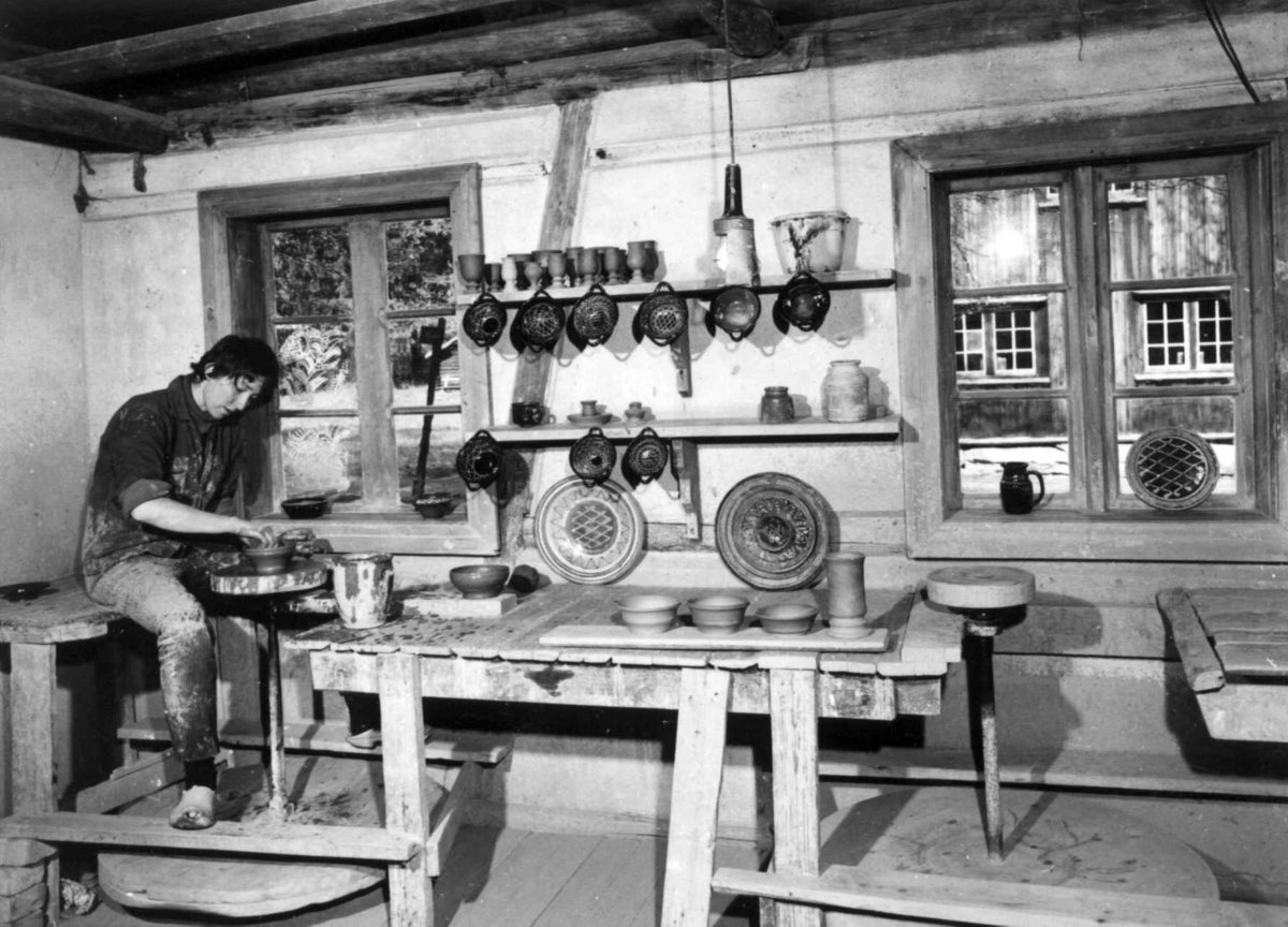 Keramiker Randi Duborgh demonstrerer dreiing i lagerbygningen fra Rødfyllgaten 12, Vaterland, Oslo (Museumshåndverkerne). Mai 1968.