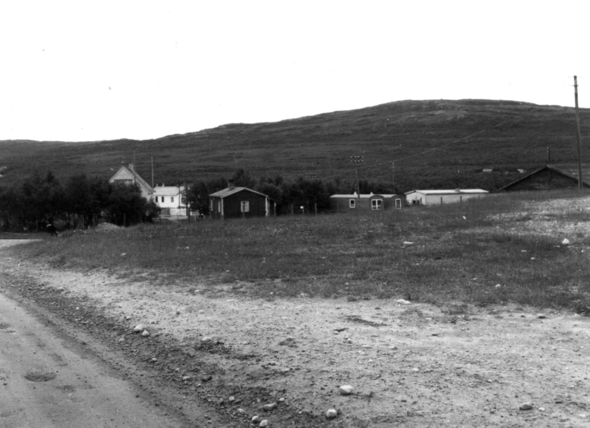 Oversiktsbilde over Bugøyfjord med bebyggelse og veien, 1968.