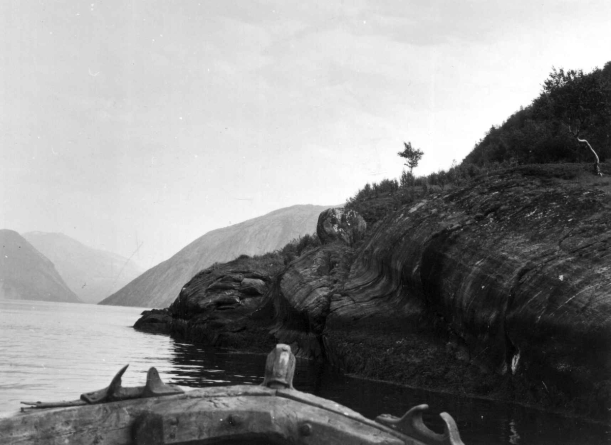 Seiden, offersteinen, på Seglneset innenfor Musken, 1964. Steinen ble ofret til for fiskelykke når folk kom inne fra fjorden på vei til Lofoten eller Finnmark.