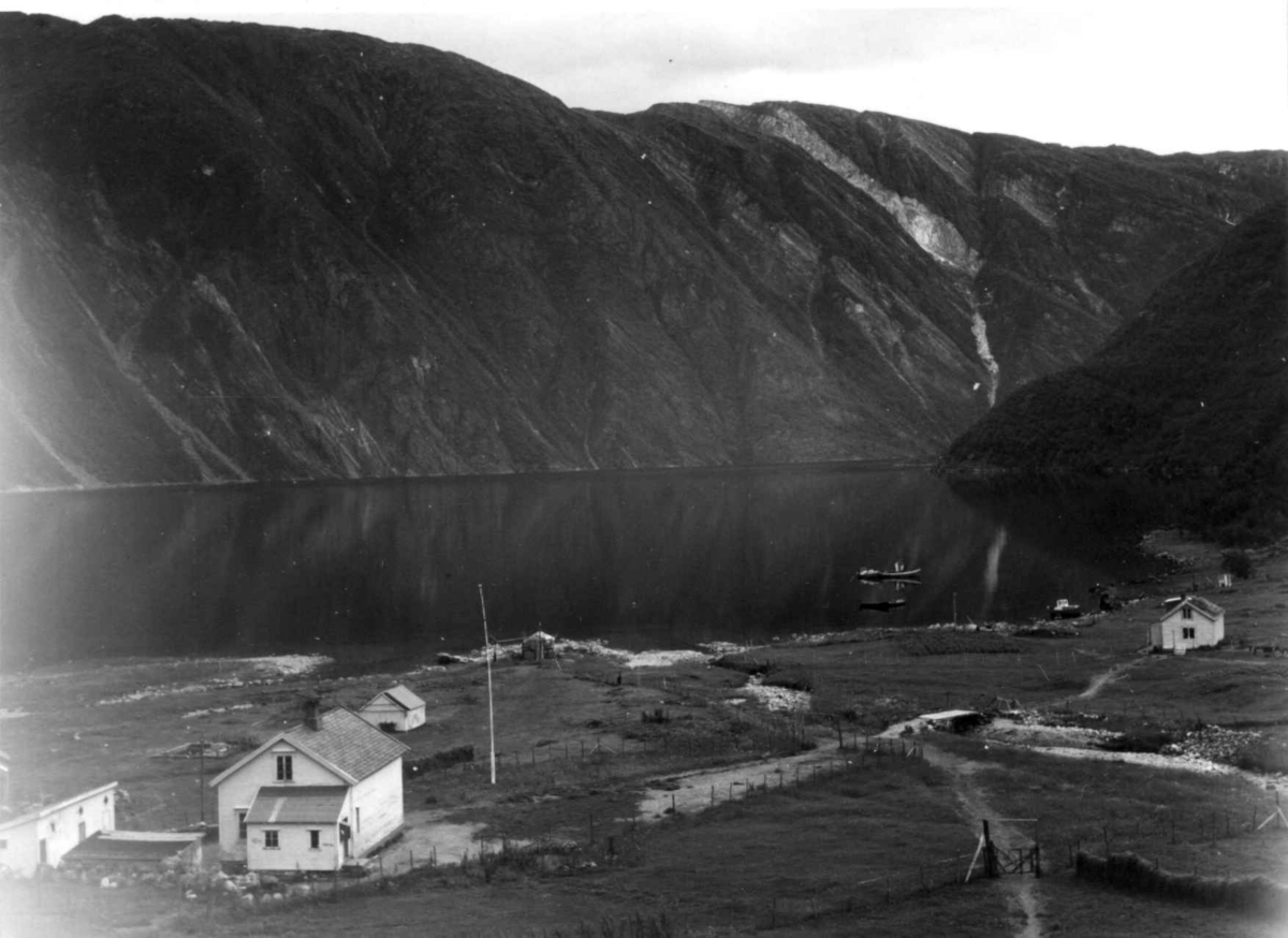 Oversiktsbilde over indre Musken med skolen i forgrunnen, 1964.