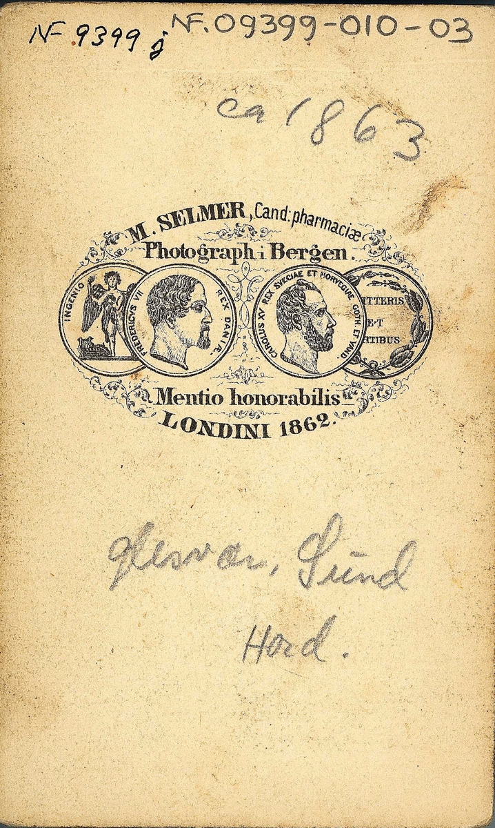 98. Guttedrakt, Glesvær, Sund, Strilelandet. Portrett av 2 strilegutter stående ant. utendørs foran opphengte fiskegarn. 
Fra serien "Norske Nationaldragter" (nr.98), visittkortformat, håndkolorert. Serien er tatt av fotograf Marcus Selmer (1819-1900), Bergen.