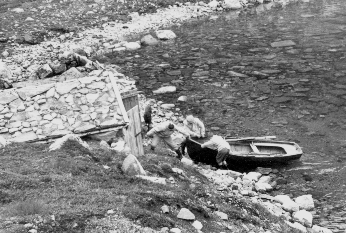 Båt på Svartevatnet i Måndalen i Møre og Romsdal. 