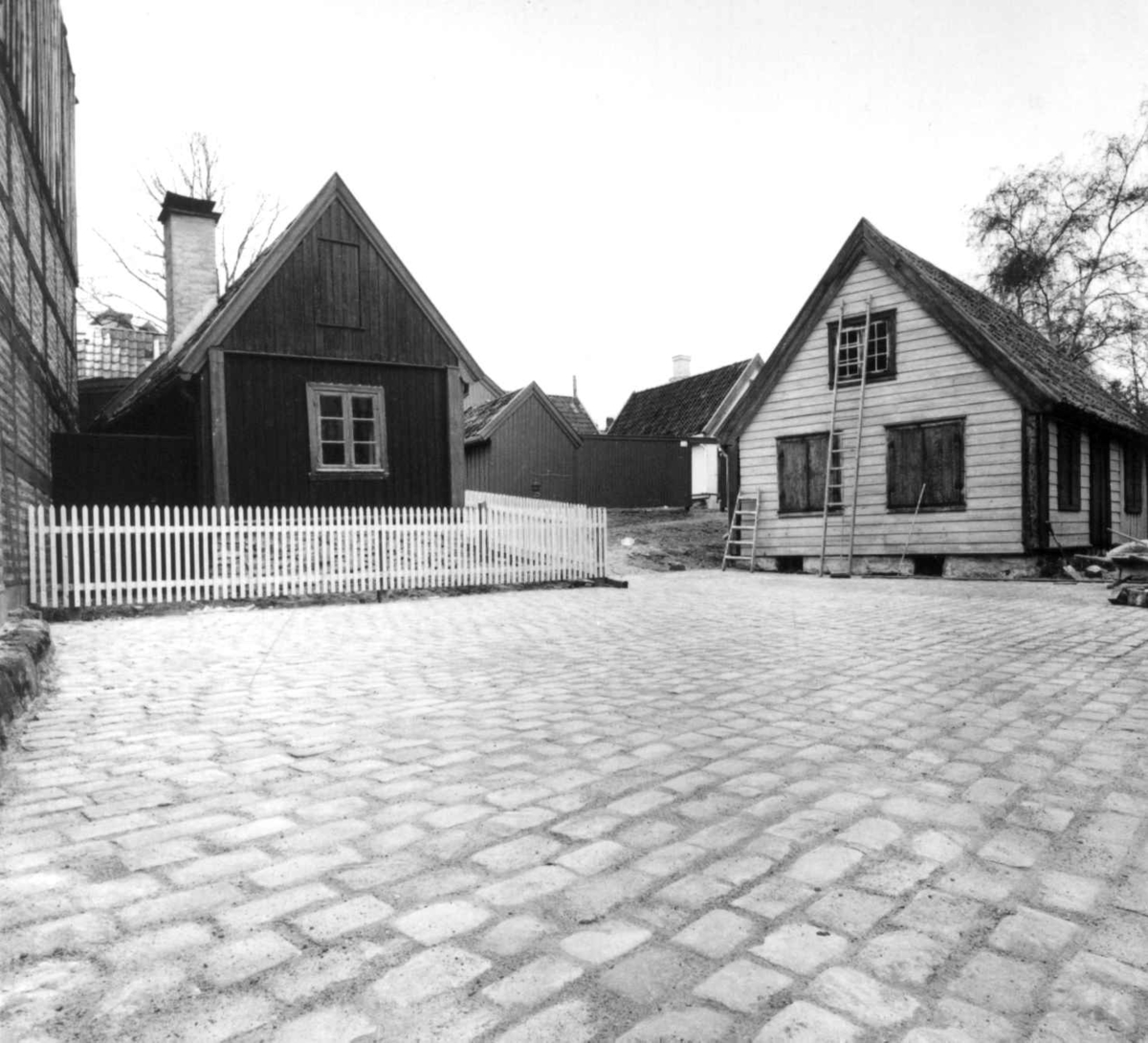 Enerhaugen under oppførelse på Norsk folkemuseum, 1968 - 69. Stenbrolegning.