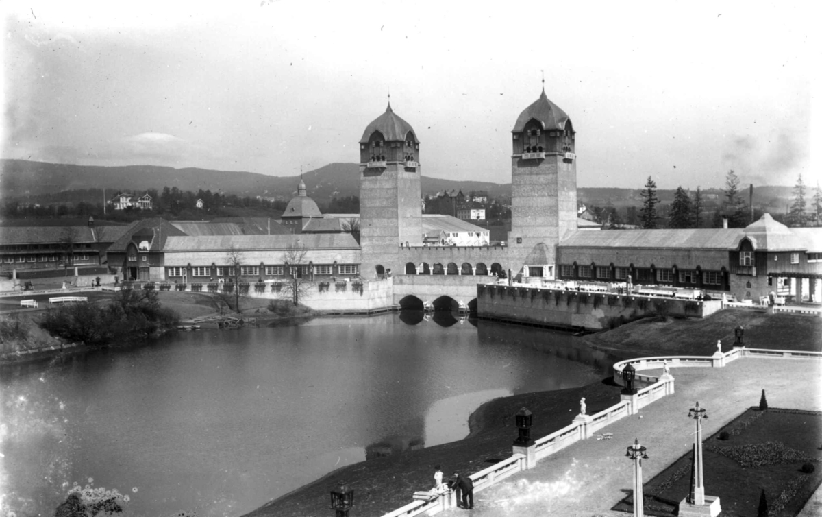Jubileumsutstillingen på Frogner, Oslo, 1914.
Festbygningen omgitt av paviljonger. Parkområde med stor vanndam i forgrunnen.  Stier og beplantninger rundt vanndammen.
