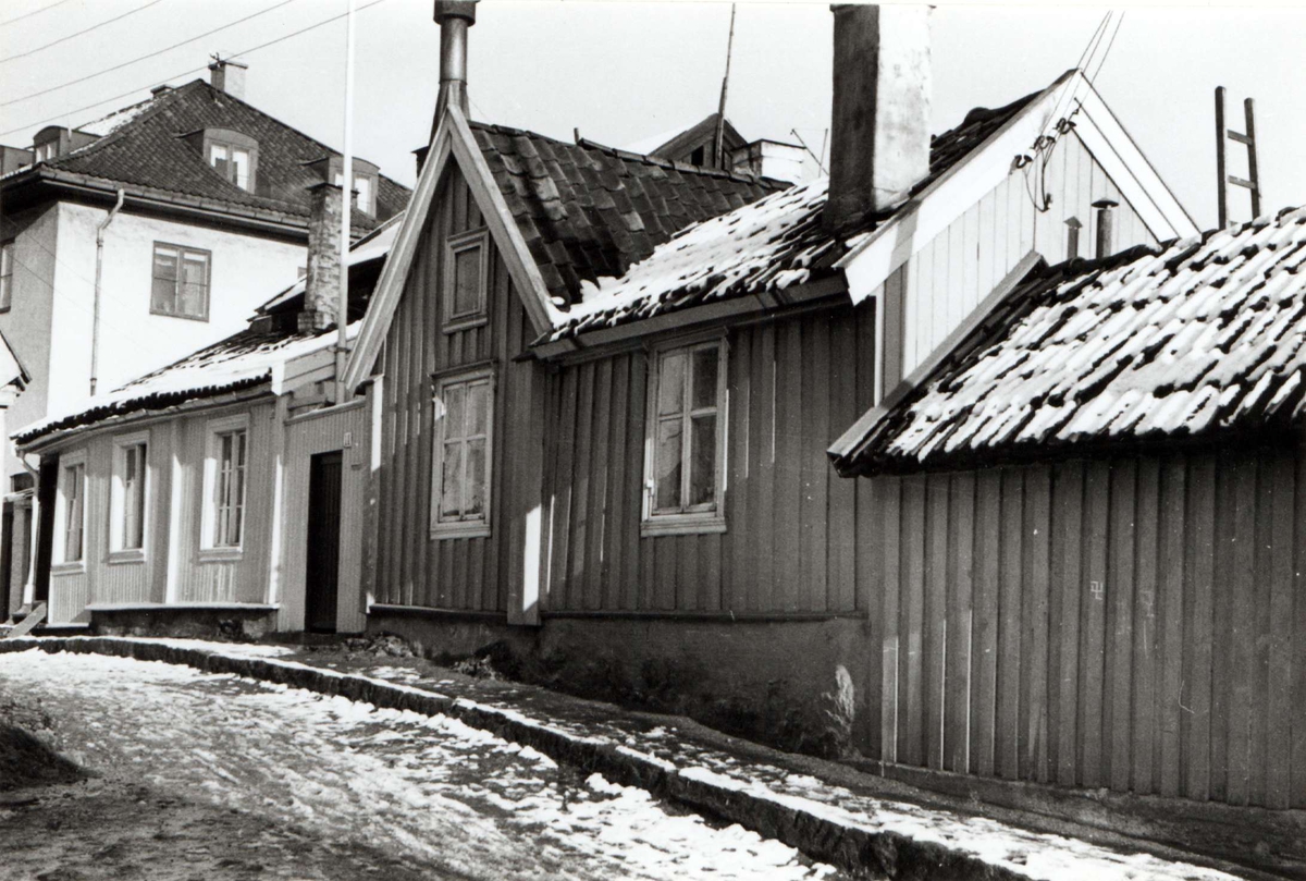Johannesgate 12-14, Enerhaugen, Oslo 1935. Gatebilde med trehus.