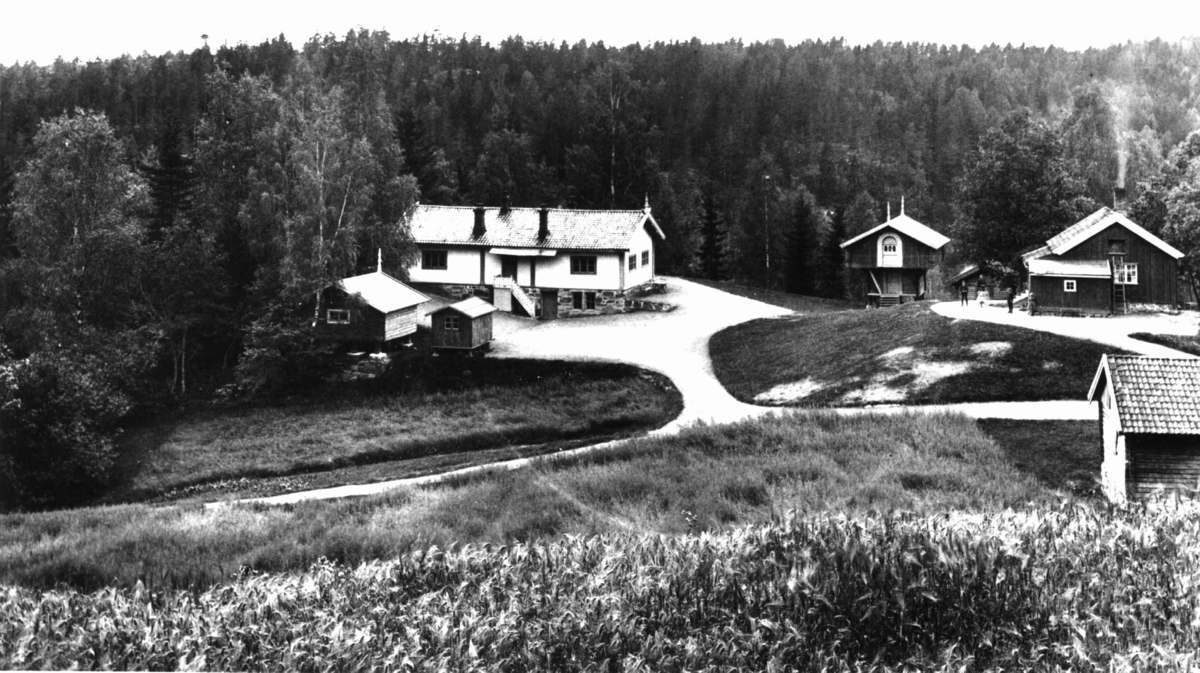 Sarabråten, Oslo, Østre Aker. Husene og gårdstunet. Har vært utfart- og serveringssted i Østmarka.