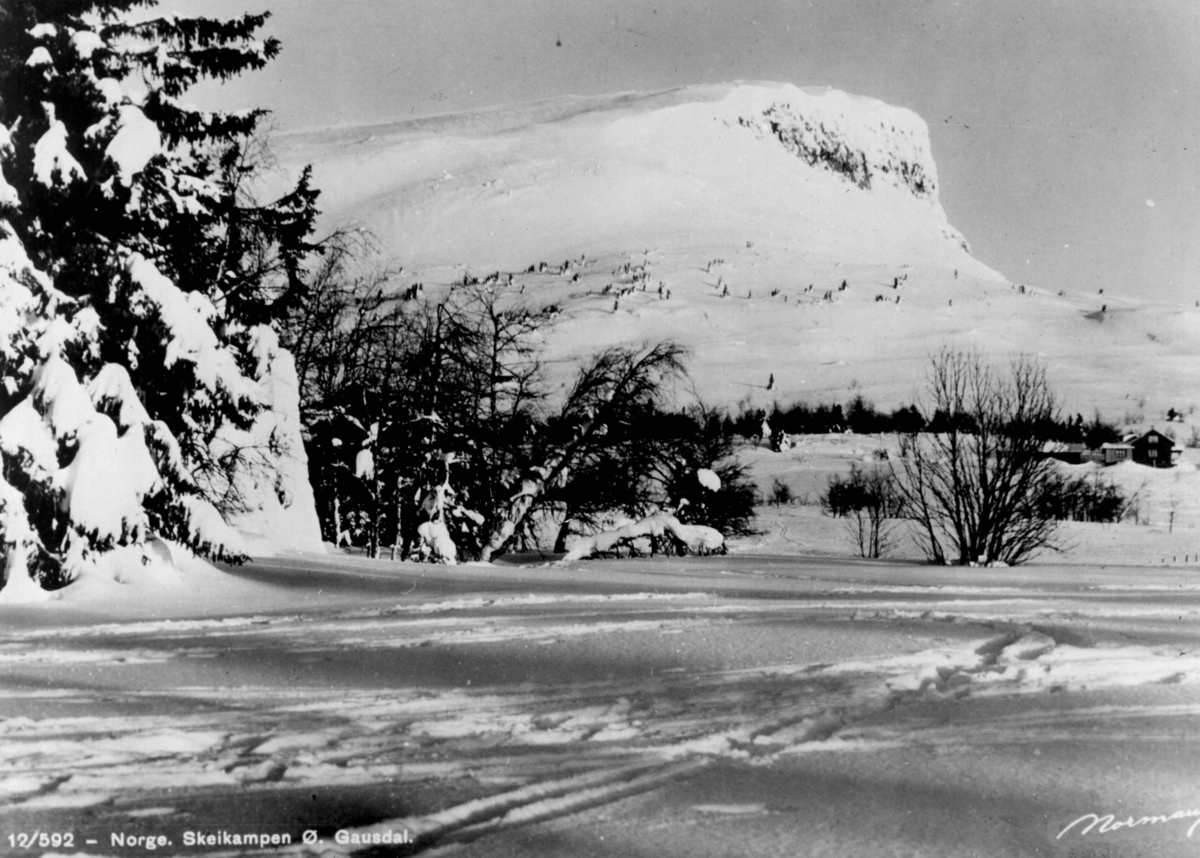 Avfotografert postkort. Skispor i snøen foran Skeikampen i Østre Gausdal.