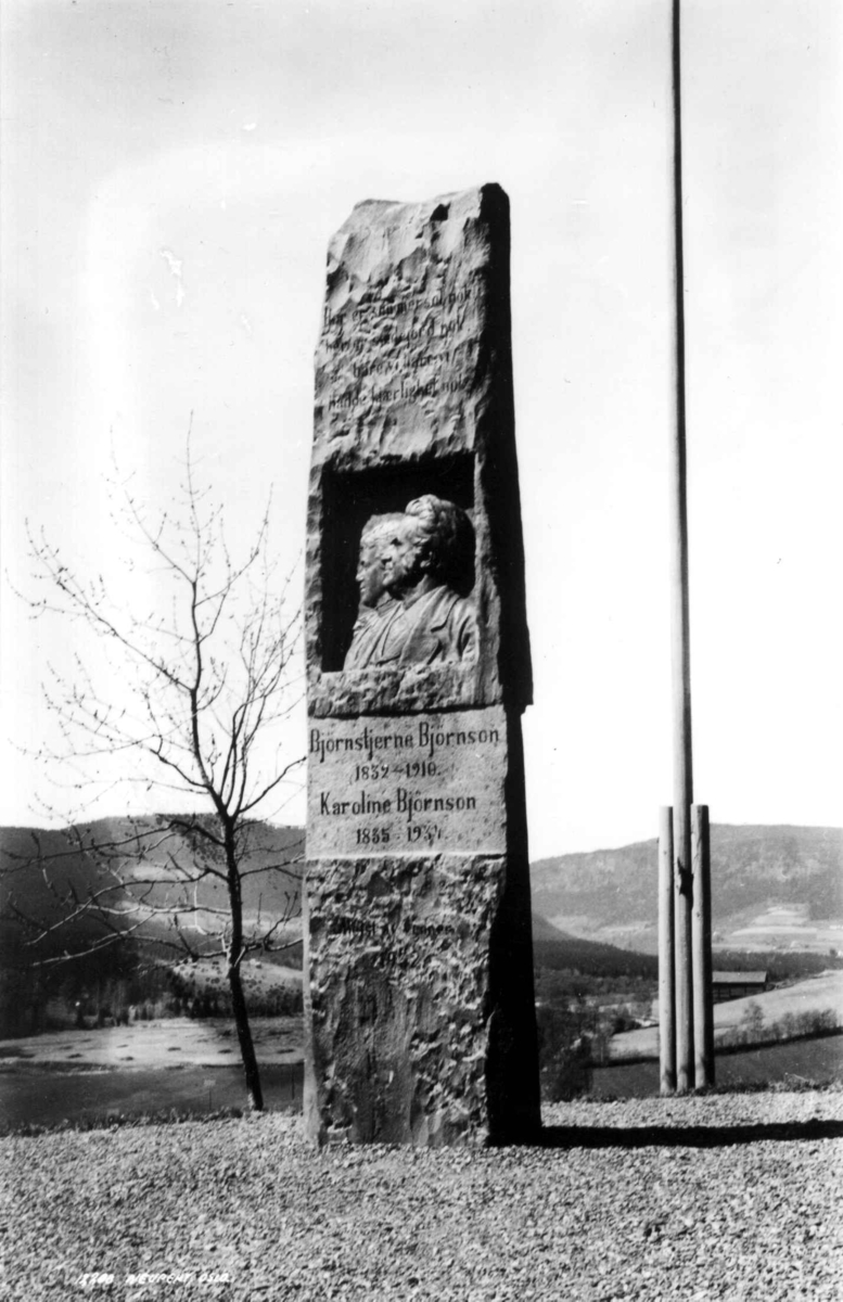 Bjørnstjerne og Karoline Bjørnson. Bauta på Aulestad. Utsikt mot Gausdal.