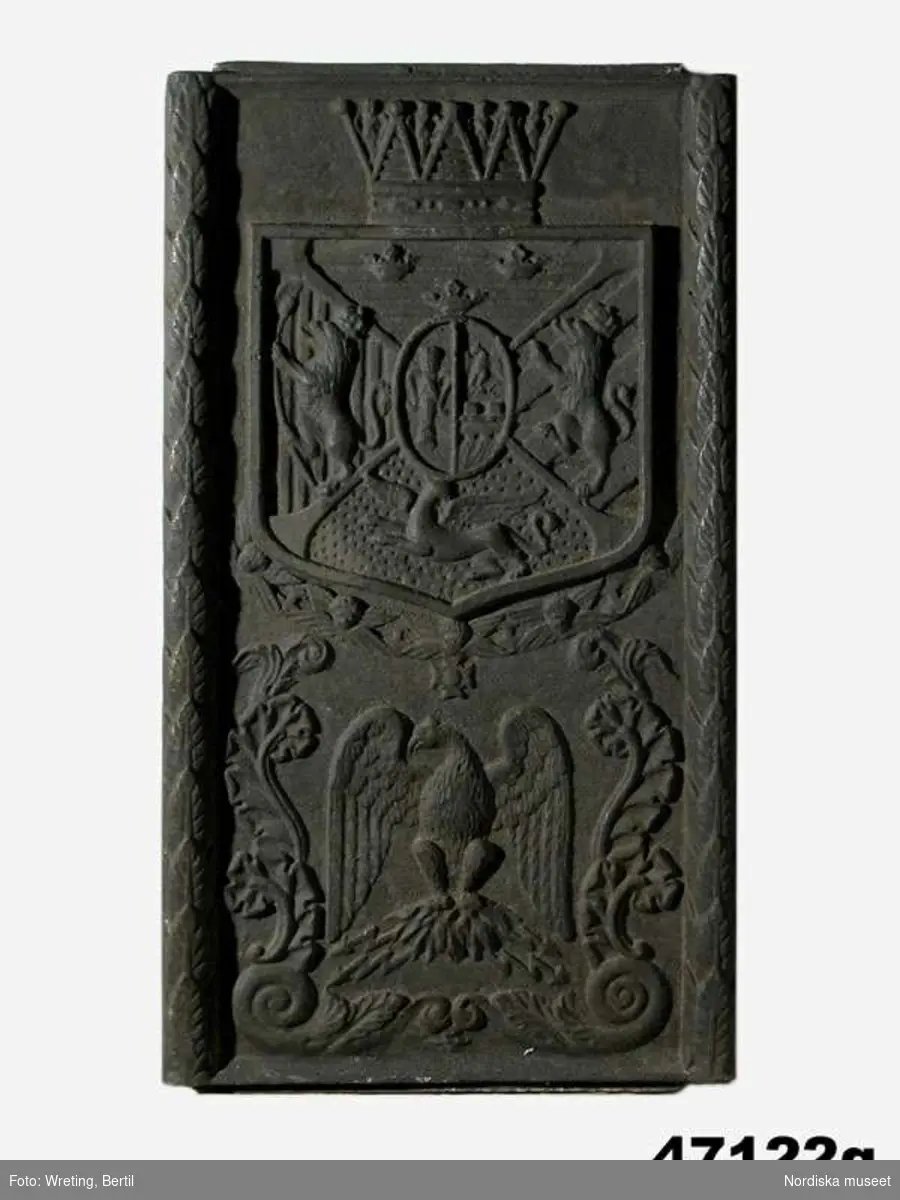 Huvudliggaren:
"12 järnhällar.
a) Märkt 'KEJSARE'.
b) Märkt 'SIMSON SLET LEYONET SÖNDER / HUSEBY BRUK'.
c) -
d) -
e) -
f) -
g) 2 st
h) -
i) Märkt 'ÖRMO'.
j) Märkt 'OSCAR'.
k) Märkt 'GUSTAF D:III SVERIGES KONUNG'."