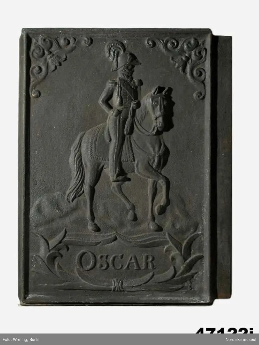 Huvudliggaren:
"12 järnhällar.
a) Märkt 'KEJSARE'.
b) Märkt 'SIMSON SLET LEYONET SÖNDER / HUSEBY BRUK'.
c) -
d) -
e) -
f) -
g) 2 st
h) -
i) Märkt 'ÖRMO'.
j) Märkt 'OSCAR'.
k) Märkt 'GUSTAF D:III SVERIGES KONUNG'."