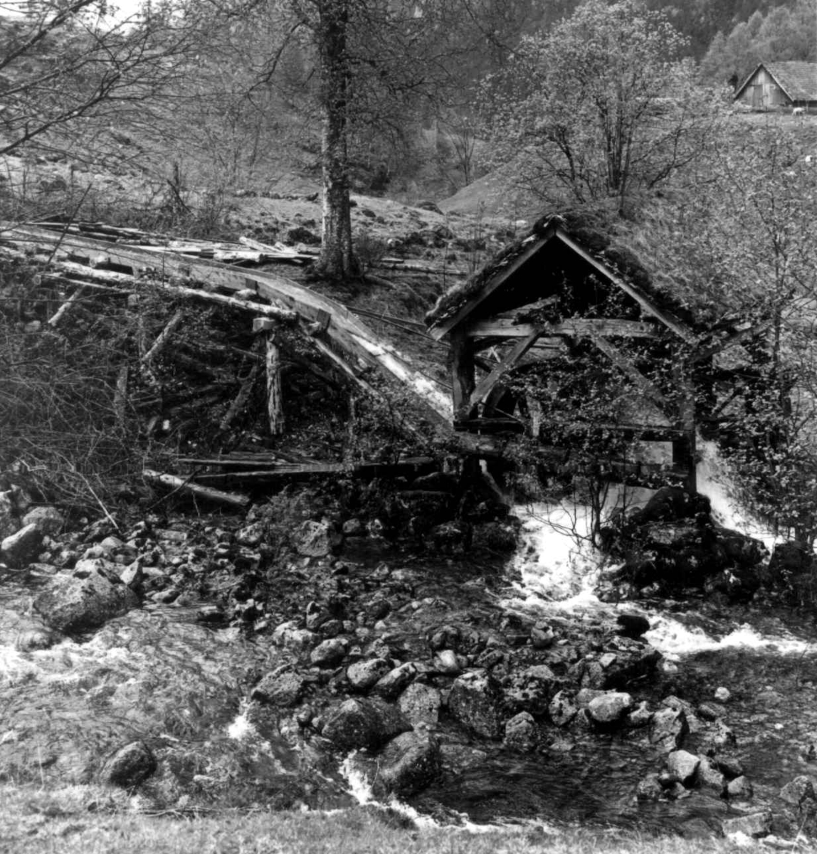 Stamping av vadmel. Vadmelsstampe med vannrenne. Kvæstad, Suldal, Rogaland 1970.